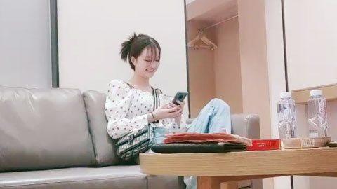 迷妹推荐--挎肩包牛仔裤，口硬大屌开操，侧入操的妹