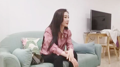 迷妹推荐--高颜值大长腿衬衣外围妹子，先聊聊天增进感情再开始干侧入后入抽插