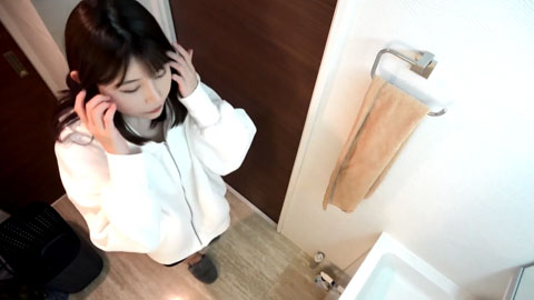 迷妹推荐--宿舍管理员浴室偷放摄像头偷拍两个合租房的美女洗澡奶子还挺大的