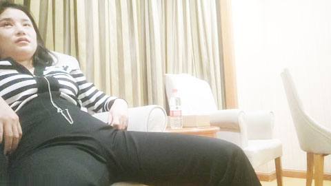 迷妹推荐--良家洗脚妹约到酒店操逼，按倒在沙发上摸穴，骑乘后入激情爆操