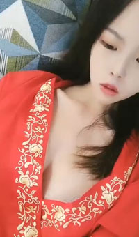 极品美女穿着大红色衣服在诱惑直播间的小哥哥