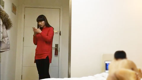 迷妹推荐--刚到酒店来不及脱衣服就被大哥一顿强吻，就强行插入，根本不给润滑的机会，疼的都哭了，还被内射