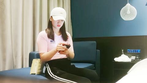 迷妹推荐--25岁大长腿小少妇，深夜来相会，C罩杯，床边啪啪，乳浪翻滚浪叫震天，精彩劲爆