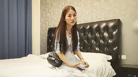 迷妹推荐--一身长裙知性御姐，撩起摸一把美腿，扶大屌主动骑坐猛操