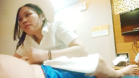 迷妹推荐--按摩店干少妇，骚逼一脸狐媚样，阴毛黑乎乎浓密，开着手机灯插入水汪汪