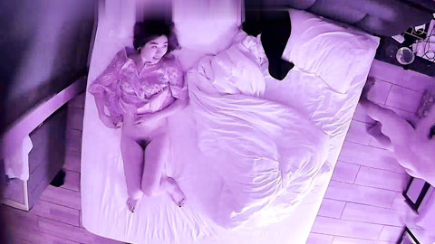 迷妹推荐--安防摄像头偷拍两对情侣啪啪睡袍美女被沙发操到床上
