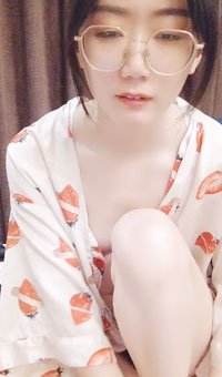 反差眼镜女大，白丝掰穴自慰，高潮喷水，就喜欢这种戴眼镜的骚货