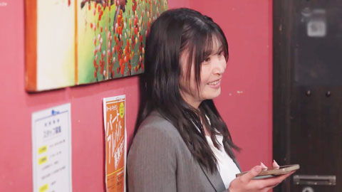 SONE_963_擁有豐滿身材的巨乳美女上司挑逗戲弄部下，純情的處男部下誤以為真，結果在同住一夜中被榨到連續射精10次__001