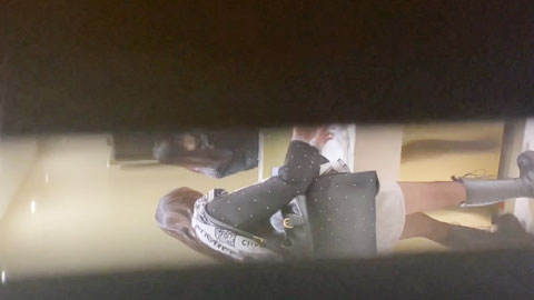 迷妹推荐--醉酒美女不关门尿尿大喊男友名字拿纸来