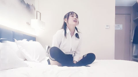 迷妹推荐--短裙棉袜清纯马尾妹，完美视角超近距离口交，喜欢大哥JB吗69侧入抽插猛操