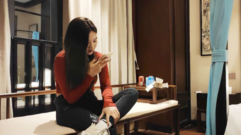 迷妹推荐--甜美型活力十足，69舔逼骑乘大屁股猛顶，床被搞得吱吱作响