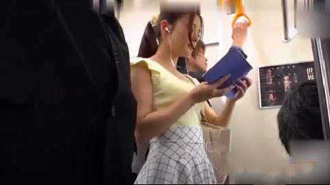 电车之狼，日本妹妹在地铁上被猥亵到高潮了