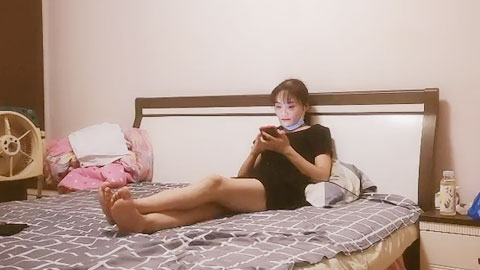 迷妹推荐--黑丝太迷人，喜欢手指戴套扣逼，扛着双腿操，小少妇被操的直哼哼，用力过猛，套子都被干破了