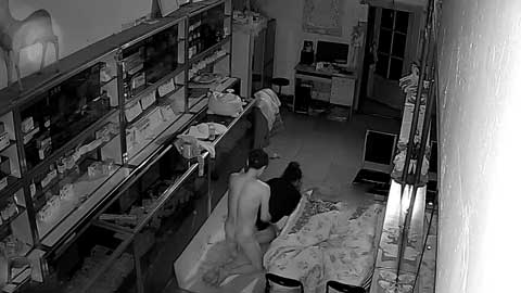 黑客破解网络摄像头监控偷拍住在商铺的夫妻怕动作太大把简易床弄坏了用纸箱铺在地上啪啪啪