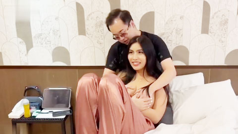 走马全球探花导演恩凱和台湾富商3P大战肤白模特身材菲律宾靓妹爆汗喊累继续操