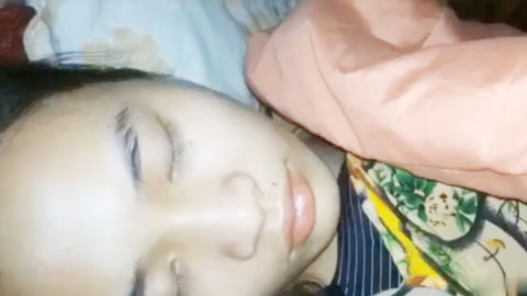 迷妹推荐--深夜趁女儿熟睡钻进女儿被窝