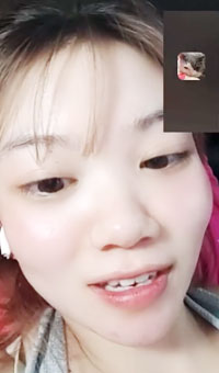 给你们看看这死母狗的骚样，还对我摇屁股 ，裸聊看着她的粉粉滴骚穴，鸡巴越撸越硬，她笑得好开心！