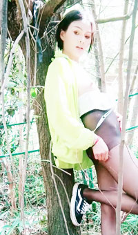 送她秋天的第一炮。舌头灵活，吃鸡娴熟。扛腿扶大树，无套插骚妇，边操边观察四周