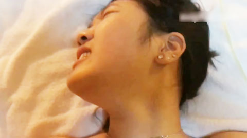 迷妹推荐--约操极品娃娃脸少妇，大屌猛插操的妹妹淫叫个不停，各种姿势轮番上阵，妹子仿佛到了天国