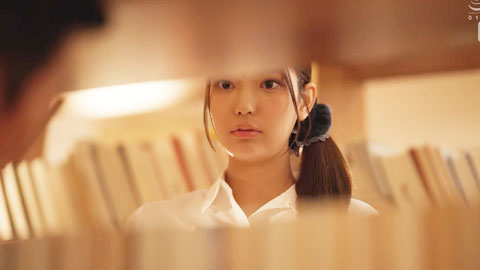 SONE_771_用痴漢玩法玩弄長得像女主播的白皙美巨乳女大學生，結果比起男友她更迷上我的技巧_倉木華_001