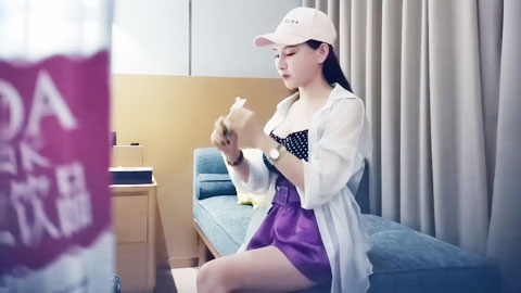 紫裙妹子,沙发舌吻扣逼穿上网袜乳推舔弄,后入抽插猛操呻吟