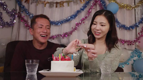 一名收到密码的已婚妇女独自在自己的房间里被中出,直到一名男学生毕业_002
