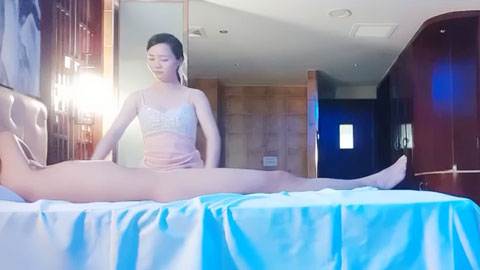 迷妹推荐--金钱诱惑下出台开房。一边吃鸡一边抚摸着黑丝大美臀，翘起双腿舔逼，后入翘臀套子掉了，直接内射