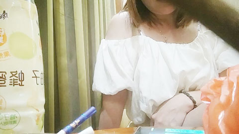 迷妹推荐--人妻骚女来一炮，骑在身上摸肥臀，站立后入全裸输出，搞得受不了