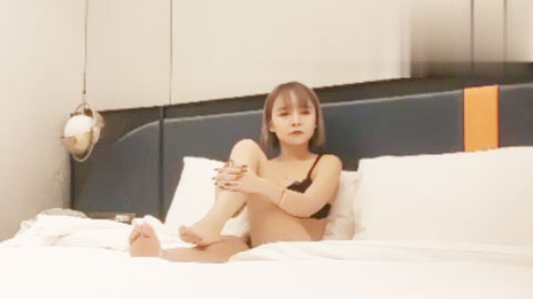 迷妹推荐--高颜值短发苗条妹子啪啪，舔奶口交上位骑坐抽插大力猛操