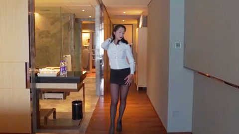 迷妹推荐--气质熟女私拍，风骚屁股又大又圆真想捏一把，黑森林淫水四溢，好像下一秒就会喷出来