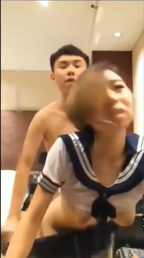 西安一中19岁的兄弟带女朋友玩制服性爱