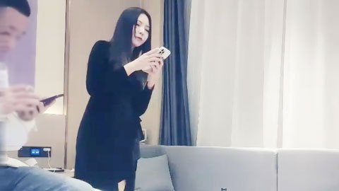 迷妹推荐--白衣小姐姐坐在床上，笔直大长腿挺翘屁股看的口干舌燥享受妹子添吸揉捏尽情大力撞击