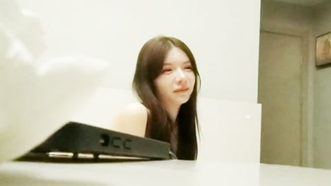 妹妹张开双腿一顿舔逼,抱着操舒服的呻吟