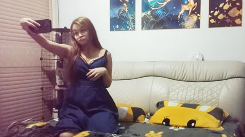 迷妹推荐--眼镜妹下海，还有几分学生气息，圆润美臀插得啪啪响，销魂一刻物超所值