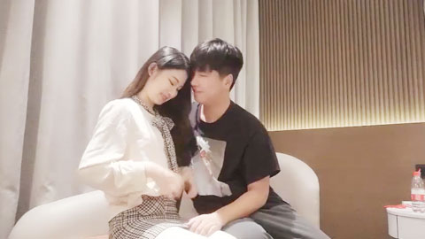 苗条妹子舌吻坐在身上摸屁股口交上位骑乘猛操