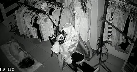 服装店老板娘偷情被偷拍到。