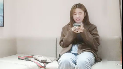 迷妹推荐--修身小西服宽松牛仔裤脱光光身材真不错_丰腴肉感奶子硕大圆润饱满互相舔吸啪啪