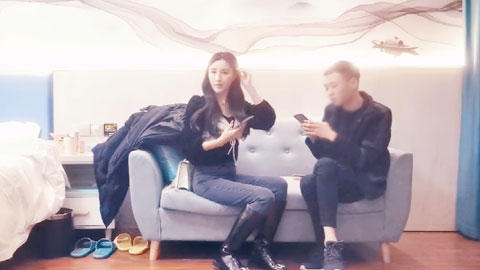 迷妹推荐--性感黑衣御姐风情销魂，真是顶级尤物啊，时尚撩人苗条大长腿mp4