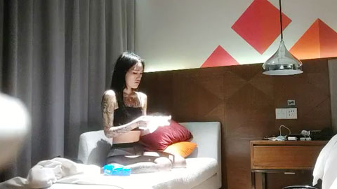 迷妹推荐--嫩妹身材苗条，蜂腰翘臀小荡妇，沙发调情舌吻抠穴，精彩香艳撸管佳作