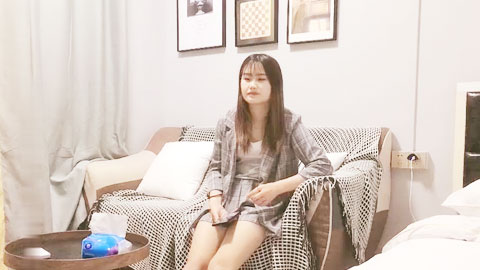 酒店叫来个兼职少妇_口交舔屌抬腿抽插，上位骑乘后入大力撞击