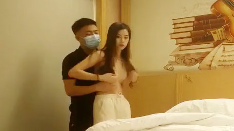 迷妹推荐--相约酒店共度春宵，脱光抱到床上抠逼操穴，娇喘阵阵