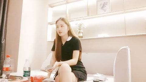 迷妹推荐--约操女神级气质御姐，长发飘飘白皙软软，扛着笔直大长腿啪啪猛烈硕大抽插_